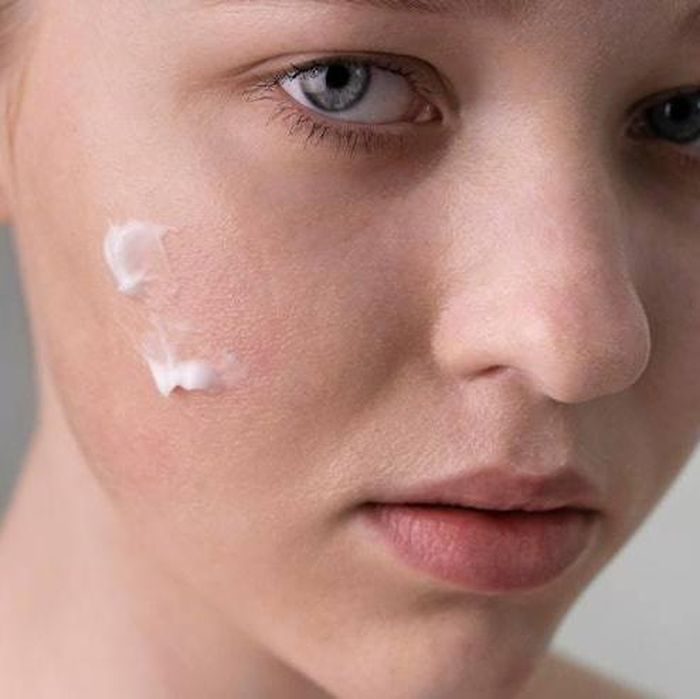 Melewatkan moisturizer setelah memakai serum