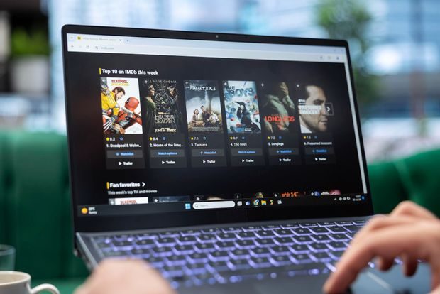 Layanan streaming yang menumpuk sering terasa ringan karena dibayar per bulan, padahal jika dijumlahkan bisa menjadi beban pengeluaran yang cukup besar. Tanpa disadari, kamu mungkin membayar beberapa platform sekaligus meski tidak semuanya benar-benar digunakan.