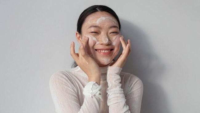 6 Face Scrub Terbaik untuk Kulit Cerah & Glowing