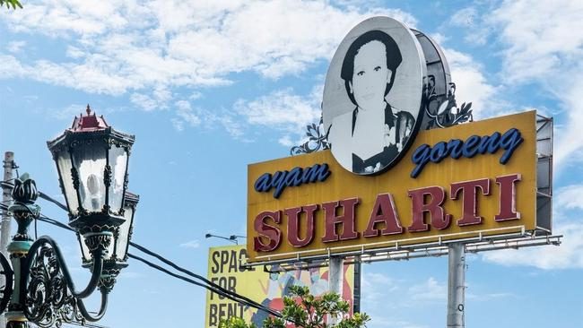 Ayam Goreng Suharti Legendaris: Kisah Pilu & Fakta Menarik