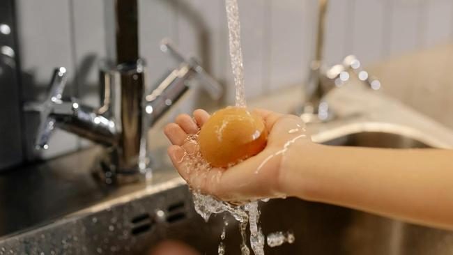 Cara Aman Cuci Telur Sebelum Dimasak: Kata Ahli