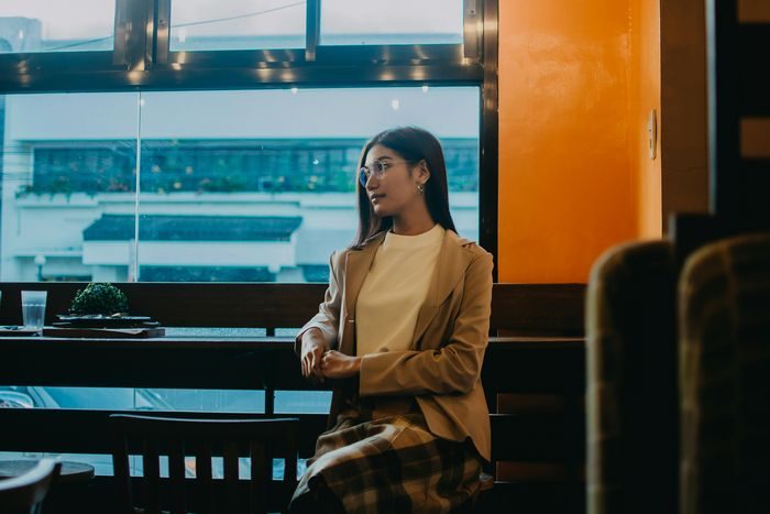 Ilustrasi perempuan elegan dan positive vibe