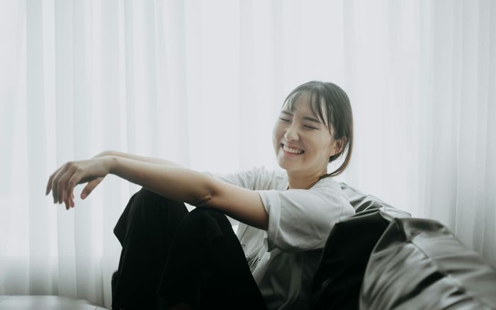 Ilustrasi perempuan cantik ceria yang positive vibe