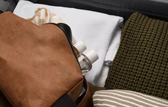 Gunakan campuran air dan cuka putih untuk membersihkan jamur di tas berbahan suede agar tidak cepat rusak.