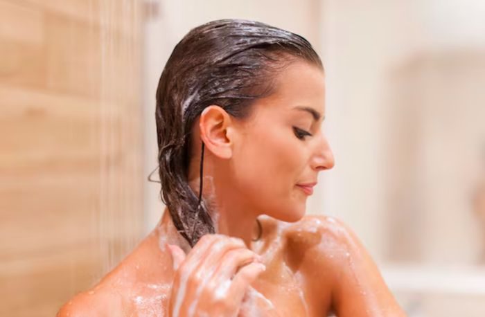 Menentukan keramas berapa hari seminggu yang tepat jadi kunci penting dalam cara mengatasi rambut lepek tanpa bikin kulit kepala makin berminyak