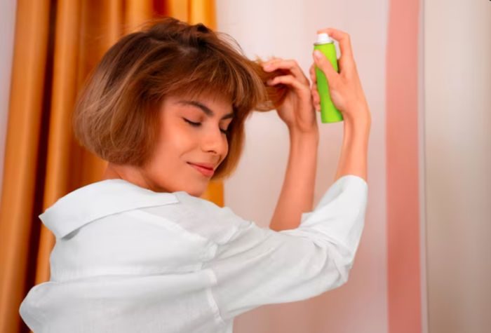 Penggunaan dry shampoo bisa jadi solusi praktis untuk mengatasi rambut lepek agar tetap terlihat fresh tanpa harus keramas setiap hari