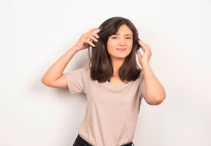 Salah satu penyebab rambut lepek dan berminyak adalah kebiasaan sering menyentuh rambut yang justru menyebarkan minyak ke seluruh helai rambut