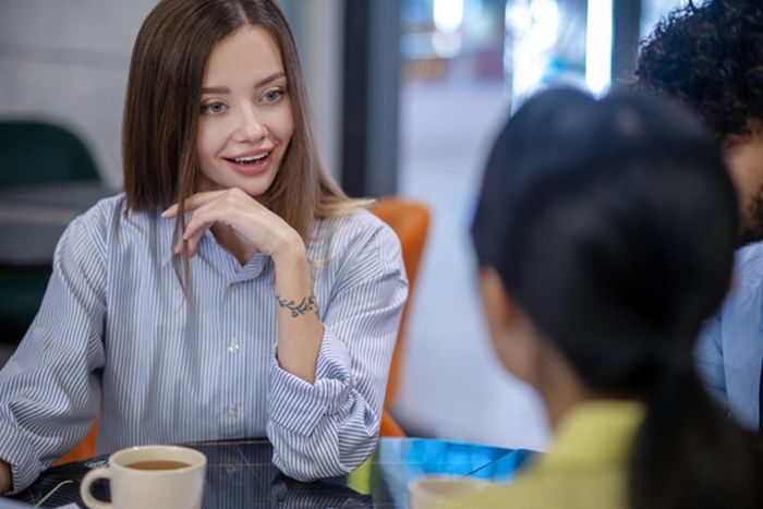 Ilustrasi mendengarkan pendapat/Freepik: zinkevych