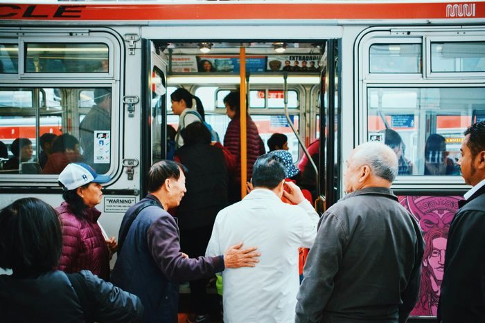 Menggunakan transportasi umum