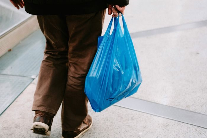 Mengurangi kantong plastik