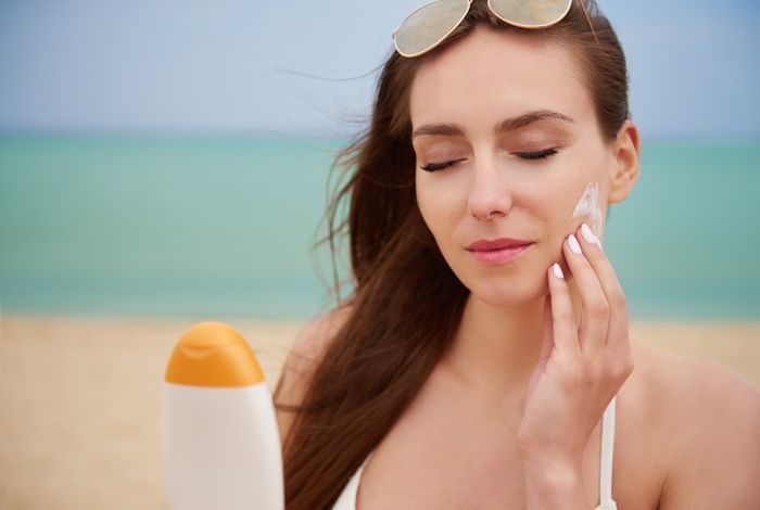 Menggunakan sunscreen