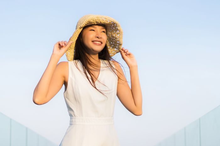 Menggunakan topi saat beraktivitas di luar ruangan