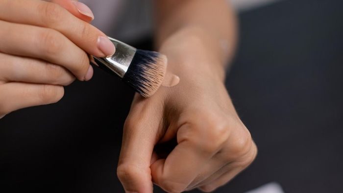 Periksa foundation dalam cahaya alami