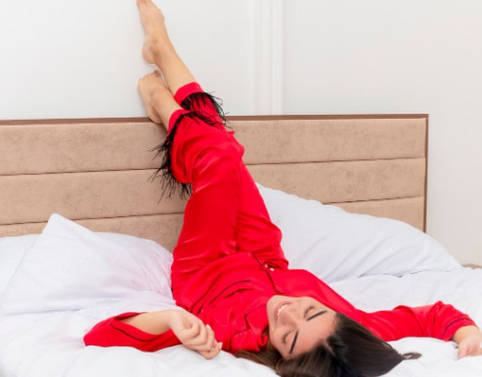 Mengangkat kaki ke dinding sebelum tidur bisa membantu melancarkan sirkulasi darah. Teknik ini efektif mengurangi pembengkakan dan rasa tidak nyaman saat haid.