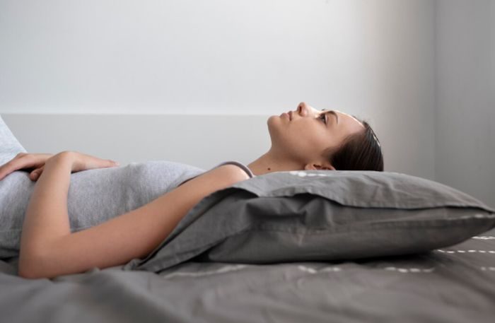 Tidur terlentang juga bisa membantu mengurangi nyeri haid dan sakit punggung. Posisi ini efektif untuk mengurangi tekanan langsung pada perut.