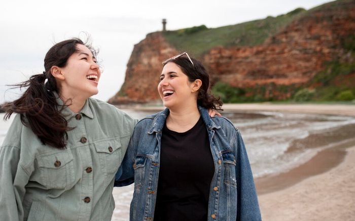 Ciri kepribadian orang yang suka jokes bapak-bapak. Mereka suka membuat orang lain nyaman