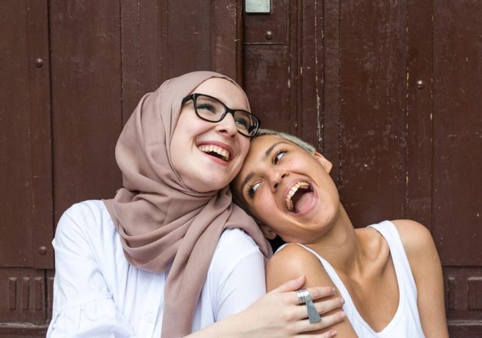 Ciri kepribadian orang yang suka jokes bapak-bapak. Mereka tidak pernah minder