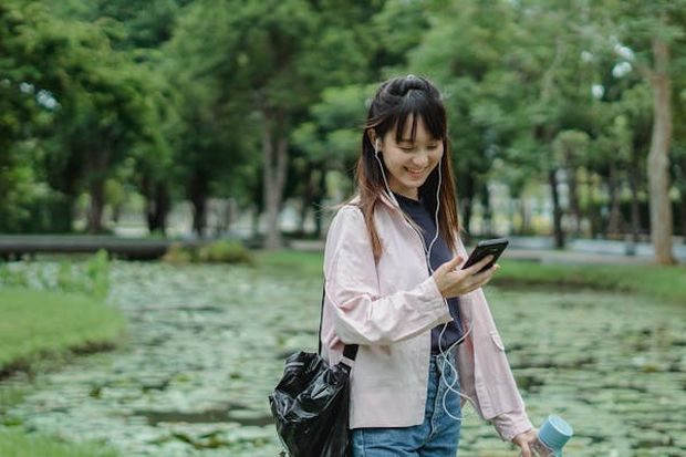 Ciri kepribadian orang yang suka kirim voice note adalah multitasking. Mereka bisa mengirimkan pesan suara sambil melakukan aktivitas lain, seperti berjalan dan memasak.
