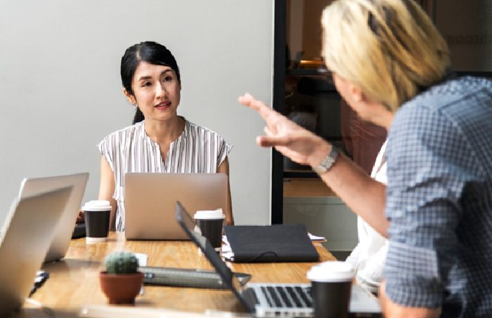 Ilustrasi komunikasi instan/Freepik: rawpixel.com