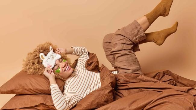 Ciri Kepribadian Pengguna Kaos Kaki Saat Tidur