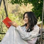Ciri Orang Suka Baca Buku Fisik: Kenali Kepribadianmu