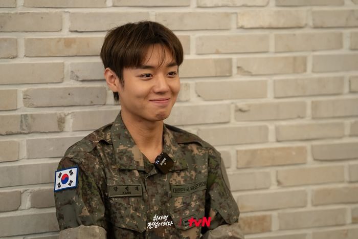 Potret Park Ji Hoon saat pembacaan naskah drama The Legend of Kitchen Soldier