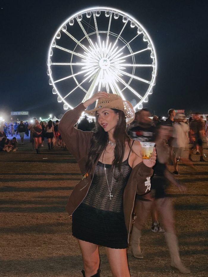 Victoria Justice tampil dengan gaya boho western yang santai dan stylish di Coachella 2026, lengkap dengan cowboy hat ikonis