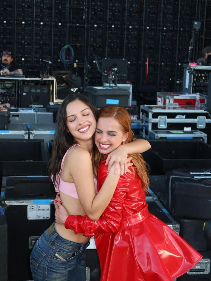 Olivia Rodrigo tampil playful di Coachella 2026 dengan mix Y2K pop dan soft grunge yang youthful dan edgy