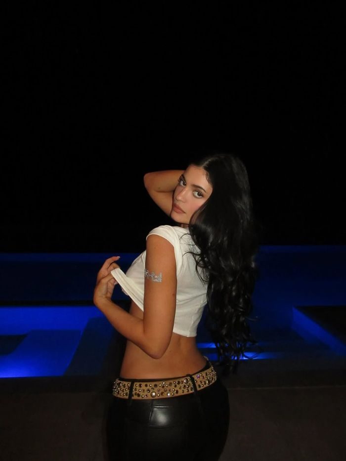 Kylie Jenner tampil dengan gaya Y2K minimal di Coachella 2026, memadukan cropped tee dan leather pants yang bold