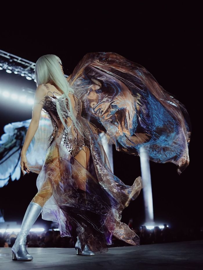 Lisa BLACKPINK tampil mengejutkan di Coachella 2026 bersama Anyma membawakan âÂÂBad AngelâÂÂ dengan outfit futuristik yang memukau