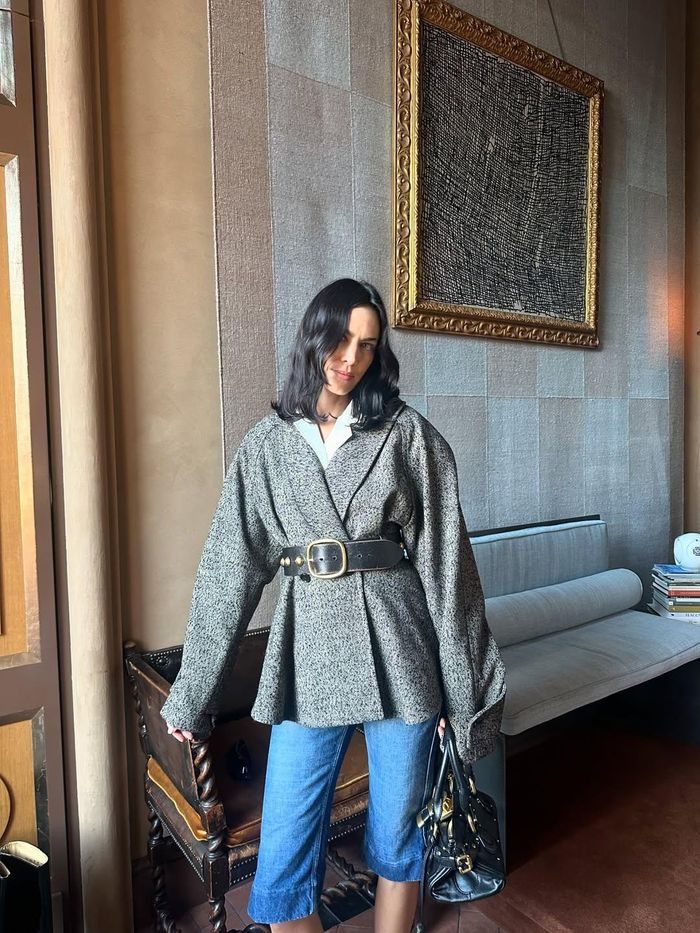 Alexa Chung memadukan jorts dengan statement belt yang mengikat atasan