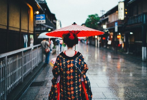 Aturan foto di tempat wisata di Jepang dikenal cukup ketat dan sering mengejutkan wisatawan. Meski fotografi jalanan diperbolehkan, banyak lokasi seperti kuil, museum, dan area tradisional memiliki pembatasan tertentu. Memotret orang tanpa izin, terutama di distrik geisha, dapat berujung sanksi.
