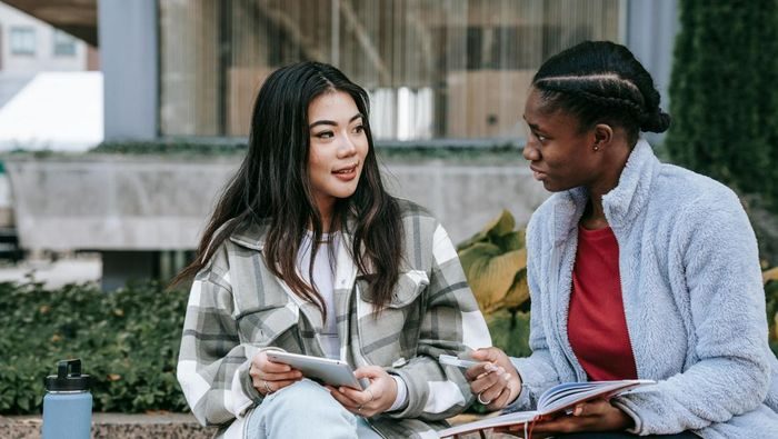 Kalimat âÂÂLho, kamu nggak tahu?âÂÂ beri impresi orang tersebut ingin menjatuhkan orang lain