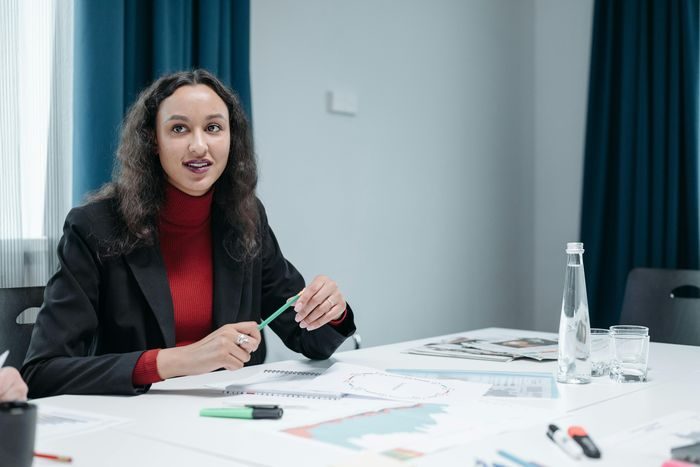 Ilustrasi perempuan belajar dari kesalahan dengan sikap positif