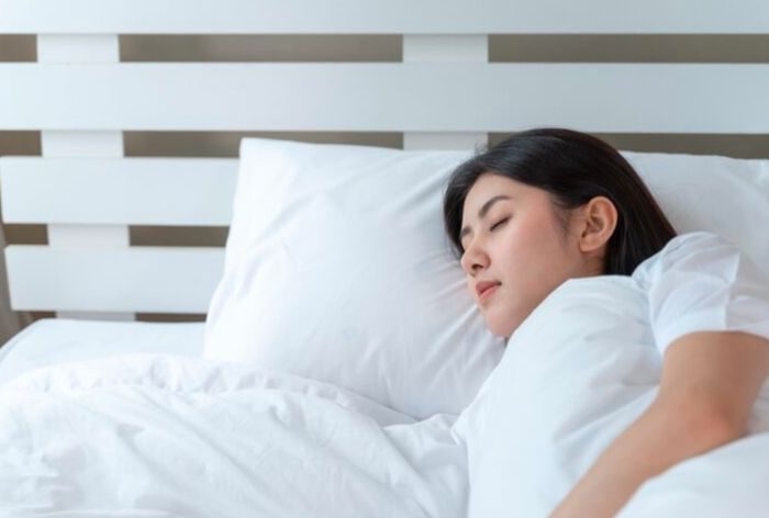 Salah satu kebiasaan yang membuat awet muda adalah menjaga pola tidur, mengelola stres, dan menjalani gaya hidup seimbang yang mendukung kesehatan kulit secara keseluruhan