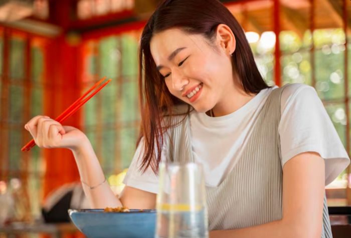 Nggak heran banyak yang penasaran kenapa orang Korea putih, karena pola makan mereka kaya antioksidan yang membantu menjaga kulit tetap cerah, sehat, dan glowing dari dalam