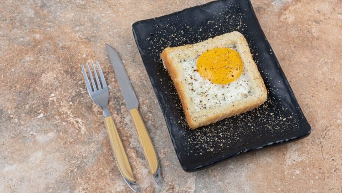 Kombinasi telur dengan biji-bijian utuh, seperti roti gandum. Bisa mengontrol gula darah