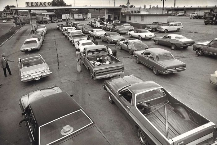 Antrian mobil di pom bensin di utara Texas tahun 1979