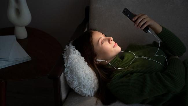 Lagu Indonesia Tenang: Atasi Pikiran Berisik Malam