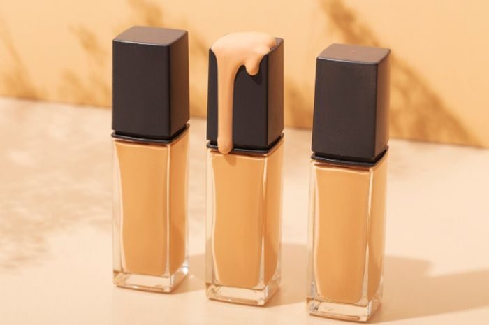 Mencampur foundation dengan produk lain bisa menciptakan hasil yang lebih ringan dan seamless. Teknik ini membuat makeup terlihat lebih natural tanpa kesan tebal.