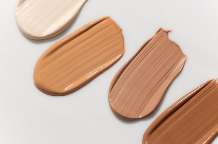 Menggunakan dua shade foundation dapat memberikan dimensi wajah yang lebih hidup. Cara ini membantu menciptakan efek contour yang halus tanpa terlihat berlebihan.
