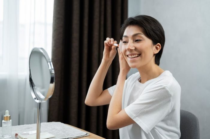 Facial massage membantu meningkatkan sirkulasi dan membuat foundation lebih menempel sempurna di kulit. Teknik ini juga membuat wajah terlihat lebih segar dan lifted secara alami.