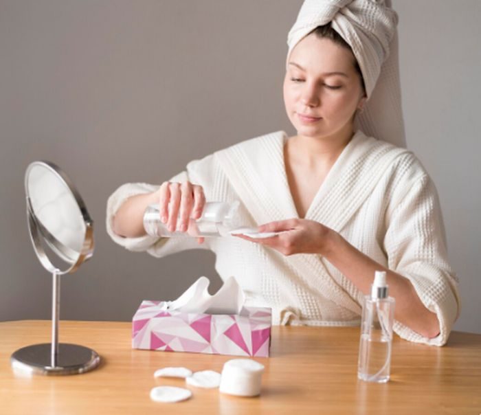 Kulit yang lembap adalah kunci utama untuk mendapatkan hasil foundation yang halus dan dewy. Dengan hidrasi yang cukup, makeup akan lebih menyatu dan terlihat natural.