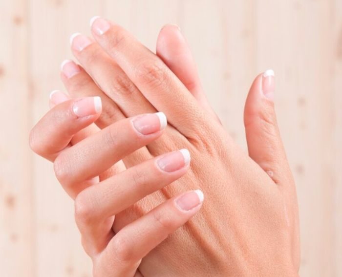 Salah satu manfaat manicure adalah membantu menjaga kekuatan kuku agar tidak mudah rapuh dan tetap sehat