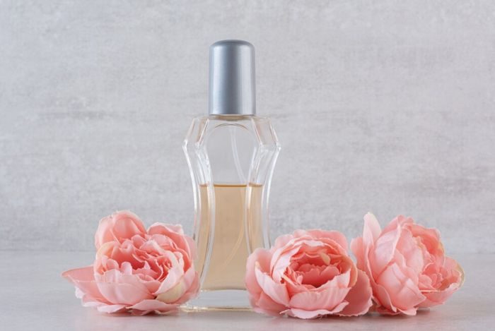 Ilmuwan asal Persia, Avicenna berhasil menemukan teknik distilasi untuk mengekstrak minyak esensial terutama dari bunga mawar.