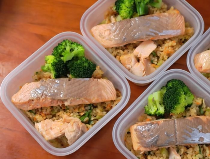 Menu simple pakai rice cooker yang bisa menurunkan berat badan. Rice cooker salmon bento