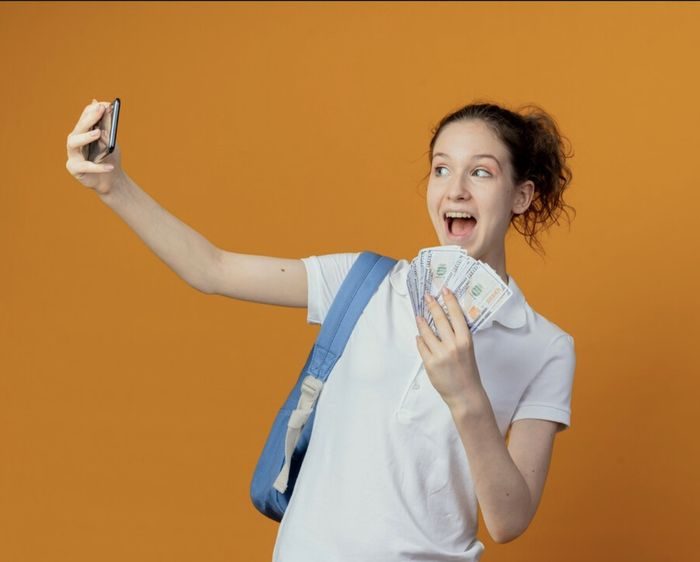 Flexing hasil belanjaan hanya demi terlihat keren di media sosial, apalagi untuk barang yang tidak menambah nilai jangka panjang justru bisa menimbulkan stres finansial.