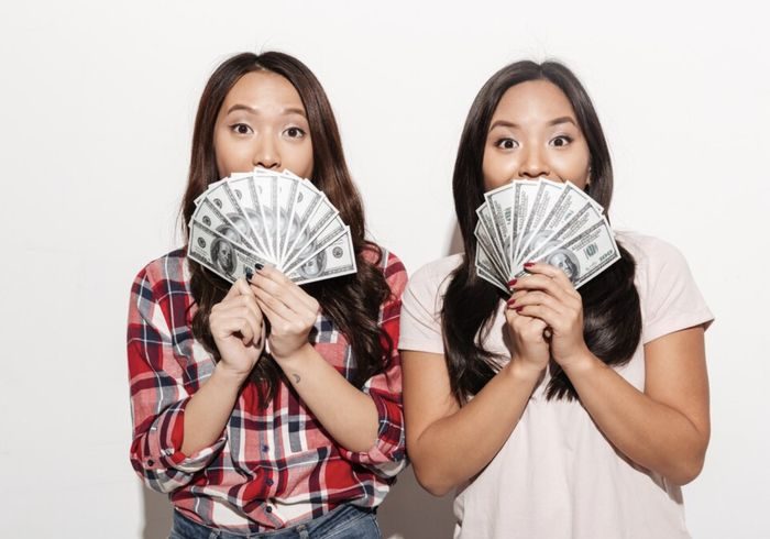 Tidak segera membangun tabungan untuk dana pensiun karena merasa bahwa masa pensiun masih lama.