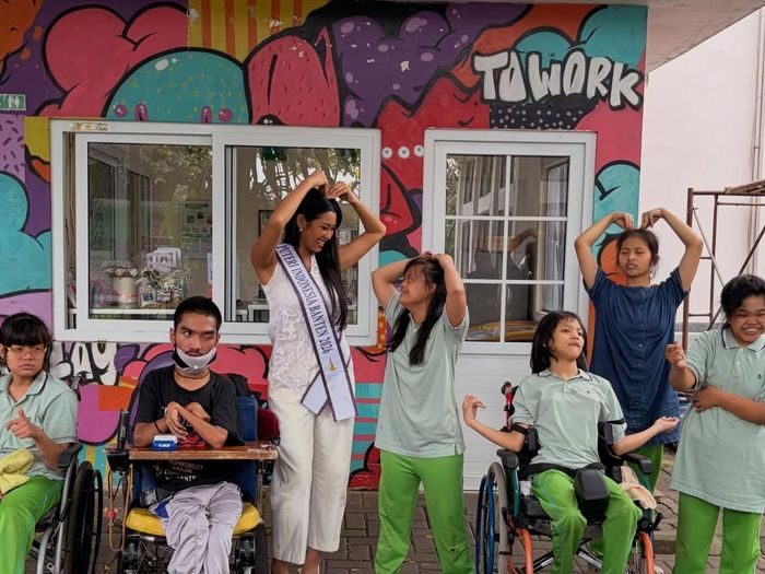 Agnes Rahajeng memiliki inisiatif sosial bagi anak dan perempuan. Ia merupakan co-founder Rahajeng Closet