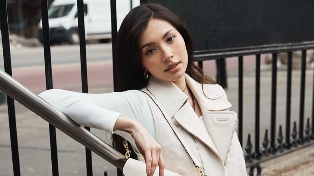 Amelia Henderson dikenal sebagai sosok multitalenta dengan kecerdasan luar biasa, terbukti dari kemampuannya lolos tes mensa dan penguasaan banyak bahasa.